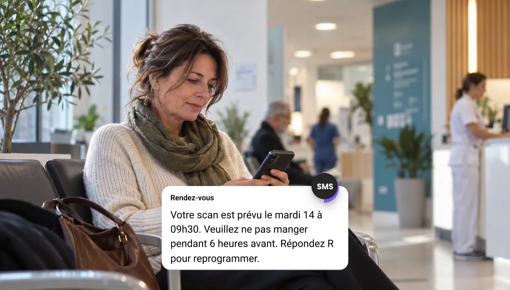 Réceptionniste d’un cabinet dentaire répondant au message d’un patient dans la boîte de réception de messagerie