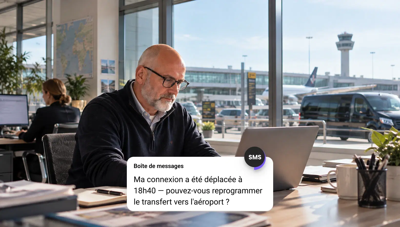 Livreur remettant un colis après une mise à jour de livraison par SMS