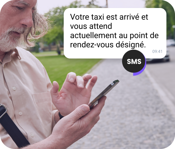 Notification SMS TopMessage IA indiquant les détails d’arrivée du taxi sur un appareil mobile.
