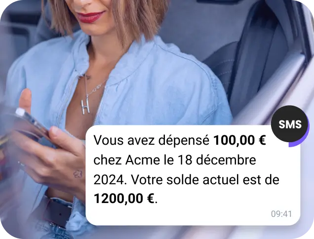 Une fille tatouée regarde son téléphone pour une invitation à un festival de rock reçue sur WhatsApp.